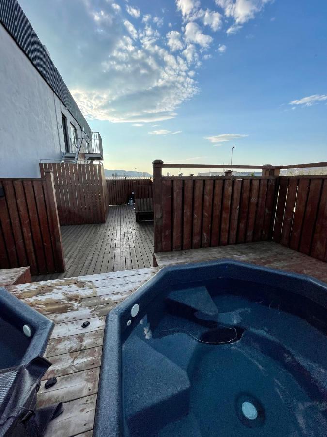 Modern Apartment With Hot Tub In Akureyri Exterior photo